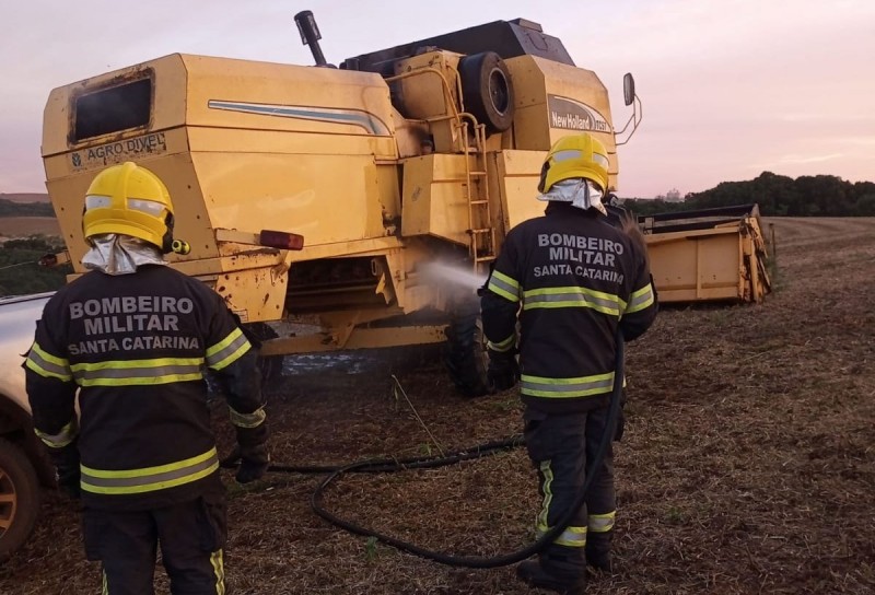 Incêndio atinge colheitadeira no interior de Campos Novos