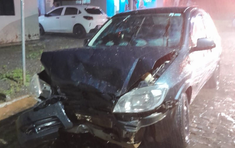 Colisão entre veículos deixam duas pessoas feridas em Monte Carlo