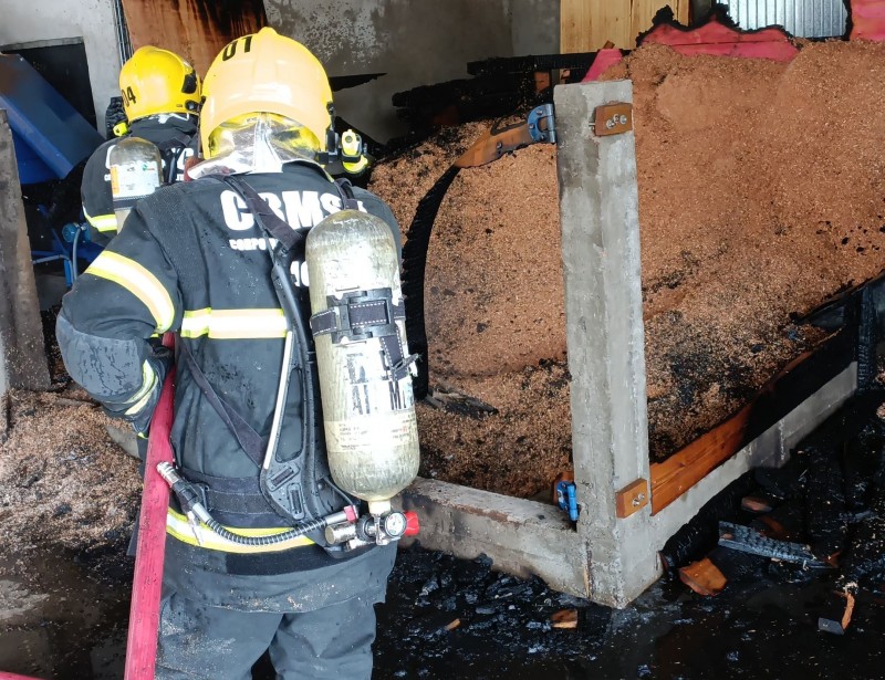 Incêndio atinge madeireira em Salto Veloso