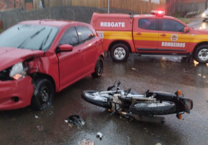 Motociclista fica ferido após colisão entre moto e veículo em Curitibanos